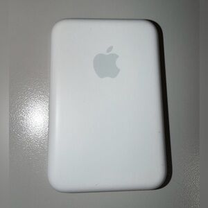 Apple White MagSafe portable charger